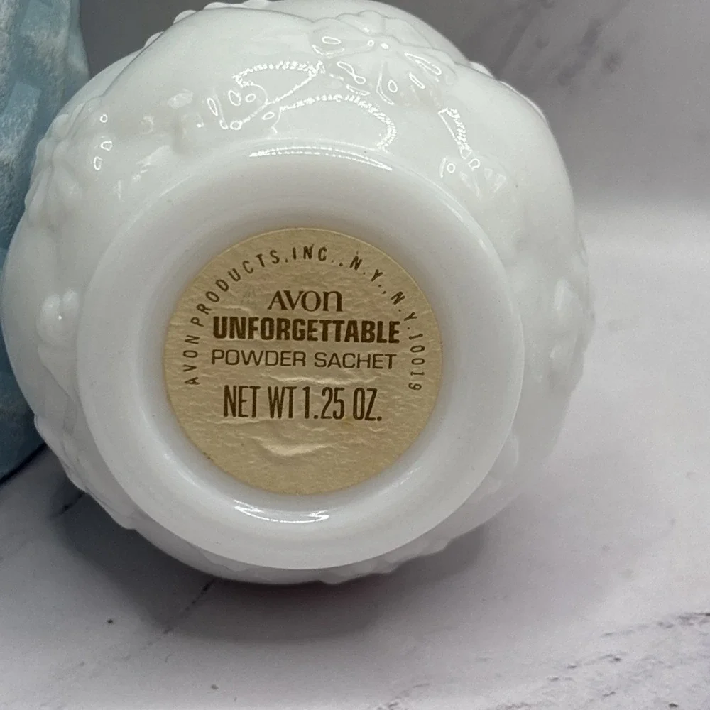 Vintage Avon Unforgettable Powder Sachet 1/2 Full Powder White Quilted Pattern‎